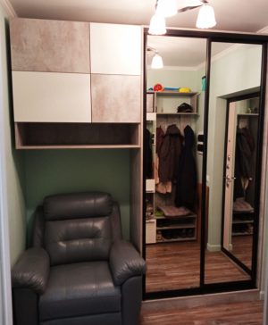 Распашной шкаф в коридор с зеркалом №71 2507