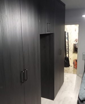 Большой черный шкаф с распашными дверями №75 2526