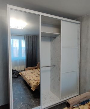Белый шкаф-купе с зеркалом в спальню №13 1420